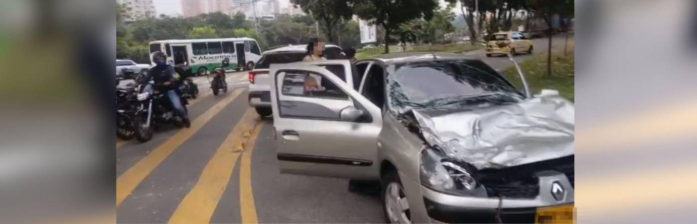 Accidente registrado en la Aguacatala. FOTO: CORTESÍA DENUNCIA ANTIOQUIA