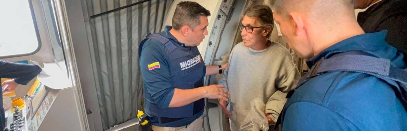 Este es el momento en el que Fabio Ochoa Vásquez es recibido por funcionarios de Migración Colombia. /FOTO: MIGRACIÓN COLOMBIA