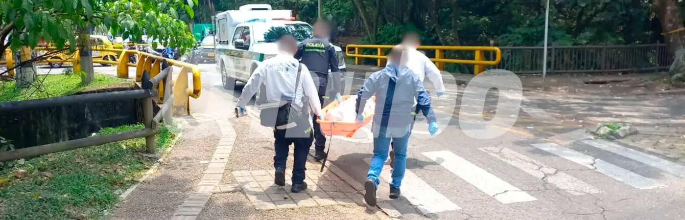 Agentes de la Sijín de la Policía realizaron la inspección del cadáver. /FOTO: MAURICIO ANDRÉS PALACIO BETANCUR