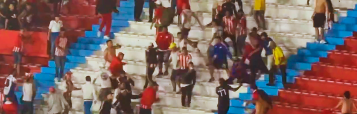 Momento en el que los hinchas del Junior se enfrentaron en el estadio Metropolitano. /FOTO: TOMADA DE VIDEO 
