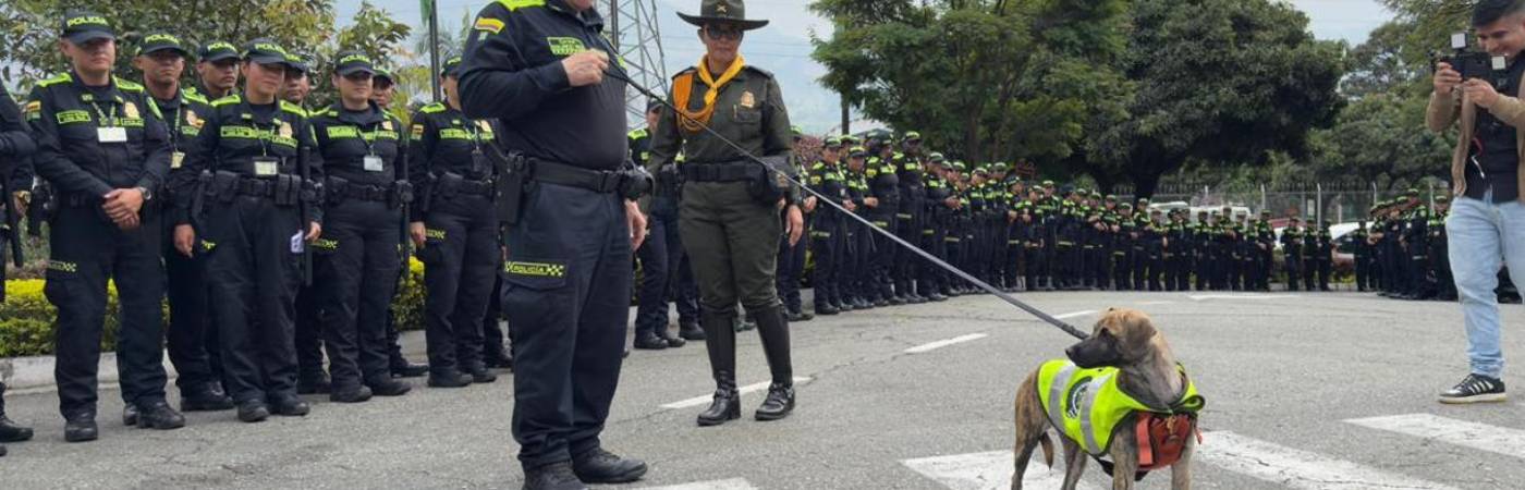 El comandante del Departamento de Policía Antioquia, coronel Óscar Mauricio Rico sostiene a su perro. FOTO: CORTESÍA POLIANTIOQUIA