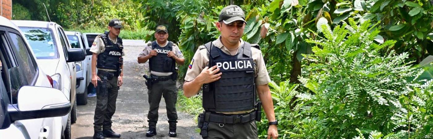 Agentes policiales custodian el área donde se encontraron 8 cabezas humanas en Ecuador. FOTO: GETTY IMAGES