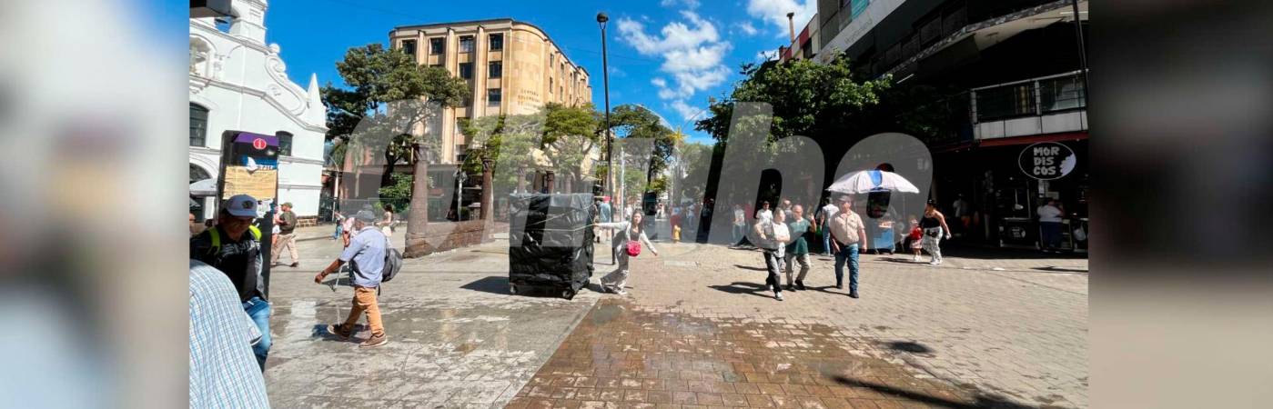 En toda la plazoleta Botero fue encontrado el hombre, únicamente con la camiseta y los bóxer puestos. /FOTO: ANDRÉS FELIPE OSORIO GARCÍA