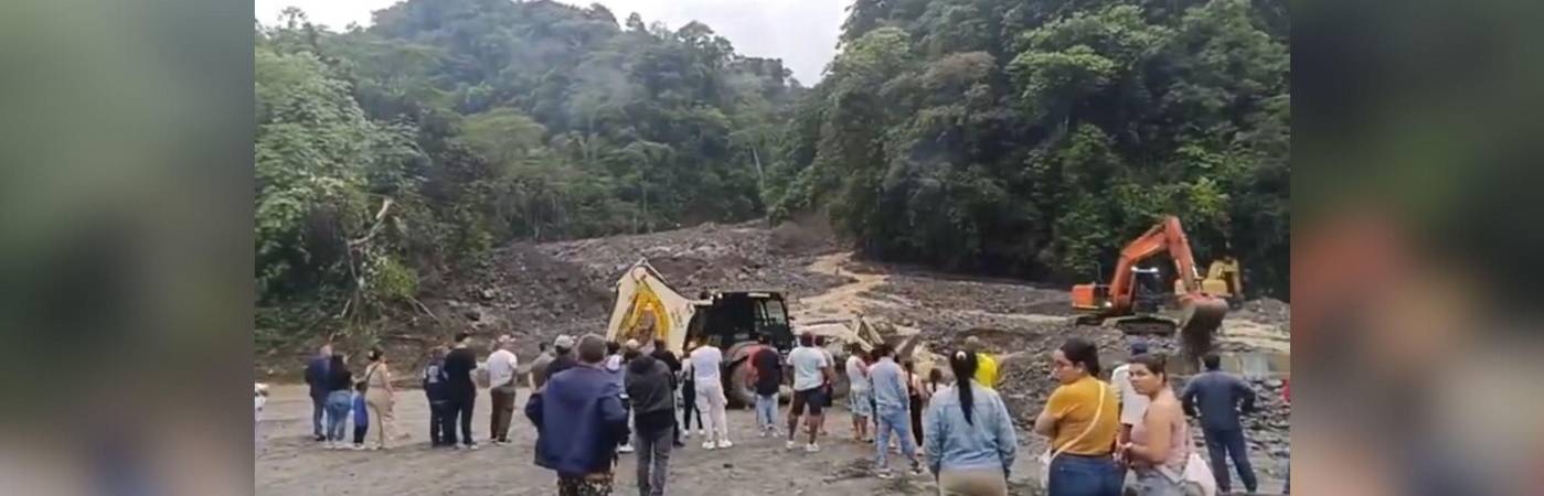 Vía Dabeiba-Mutatá cerrada por la creciente de una quebrada. FOTO: REDES SOCIALES @Telemedellin