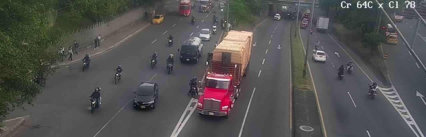 El tractocamión se detuvo unos metros después del accidente. /FOTO: CORTESÍA