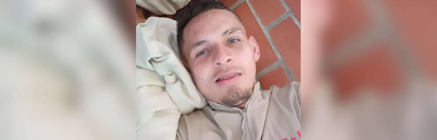 Él era Luis Gerardo Ballesteros Piñeros. En la imagen está con el uniforme de trabajo. /FOTO: REDES SOCIALES