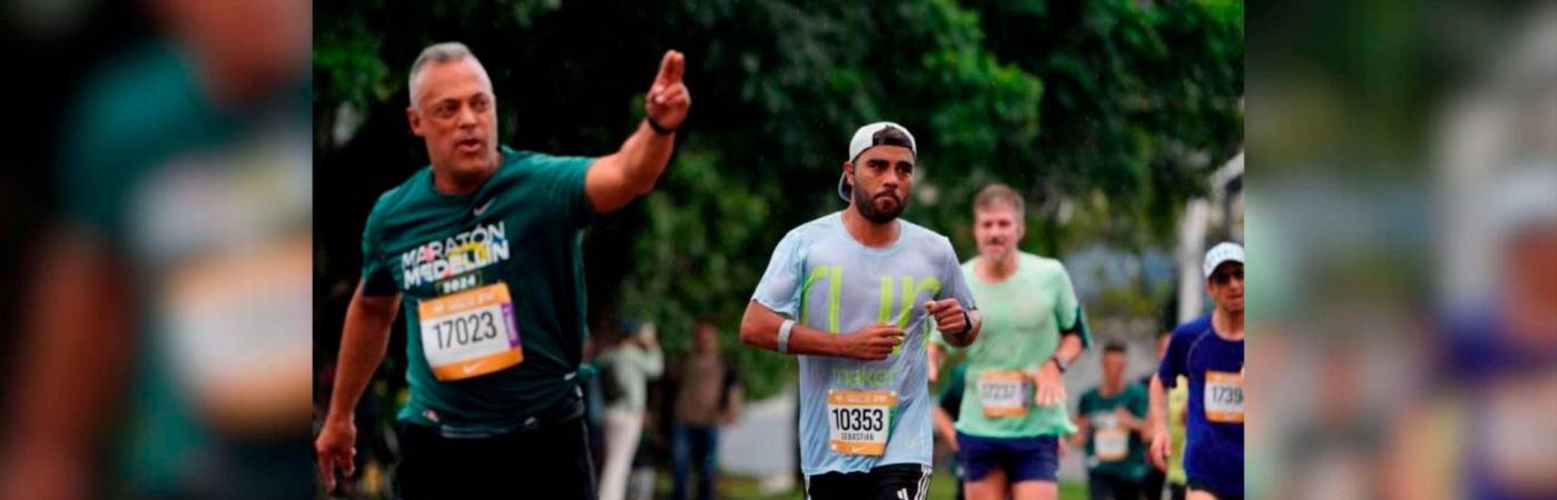 El agente Peña (izq) durante su participación en la Maratón Medellín. /FOTO: CORTESÍA