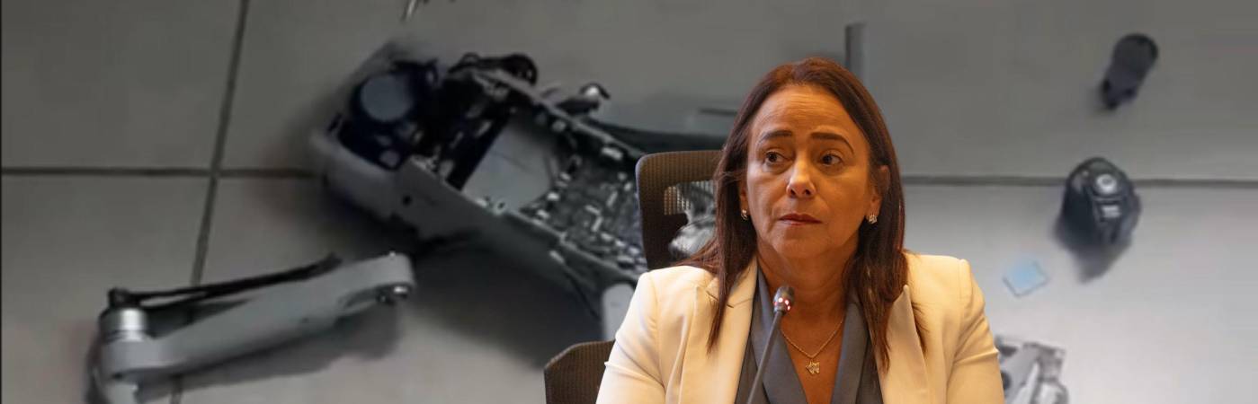 Al fondo el dron que resultó ser de un influencer. A la derecha la concejala Claudia Carrasquilla. FOTOS: X @claudiacarrasq Y ESNEYDER GUTIÉRREZ