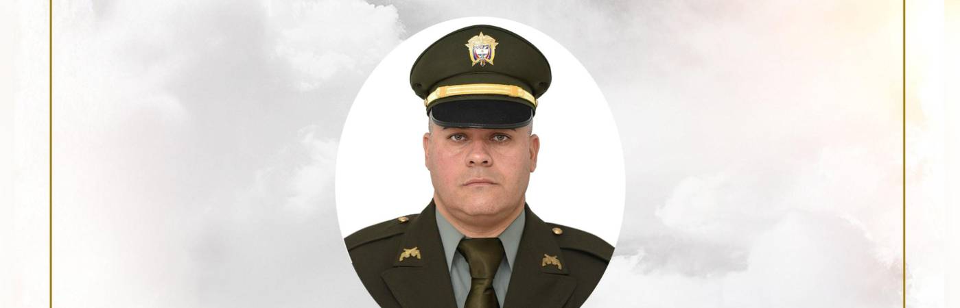 Él era el subintendente Iván Ferney Tabares Restrepo, asesinado en Manrique. FOTO: X @DirectorPolicia