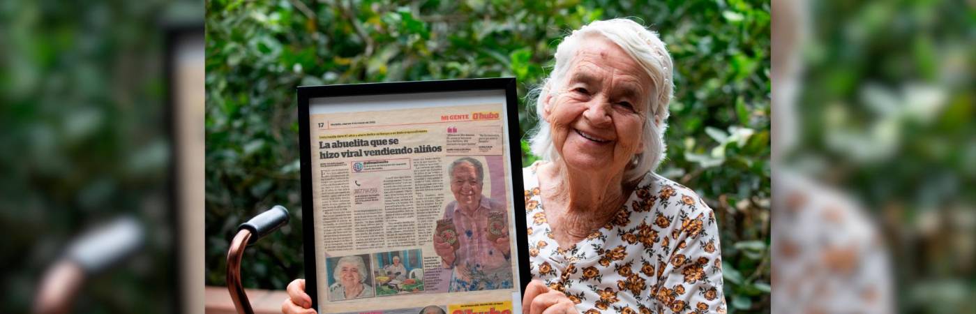 En la sala de su casa tiene enmarcada la primera nota que Q’HUBO le hizo. /FOTO: ESNEYDER GUTIÉRREZ