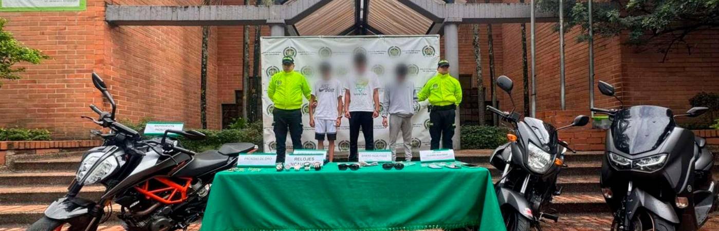 Los capturados y los elementos incautados. /FOTO: POLICÍA NACIONAL