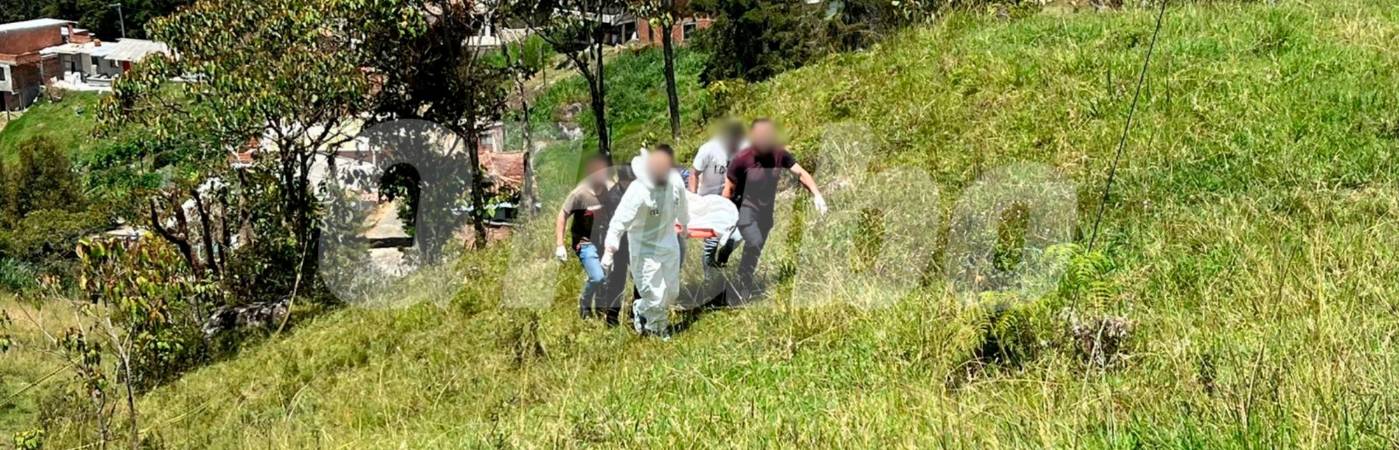 A unos 30 metros de la vía principal los criminales dejaron el cadáver de este joven. /FOTO: ANDRÉS FELIPE OSORIO GARCÍA