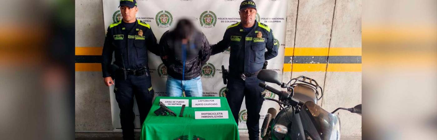 Sujeto capturado con un arma de fuego en su poder en el barrio El Salvador, tras su presunta participación en un intento de hurto en el centro de Medellín. /FOTO: POLICÍA NACIONAL