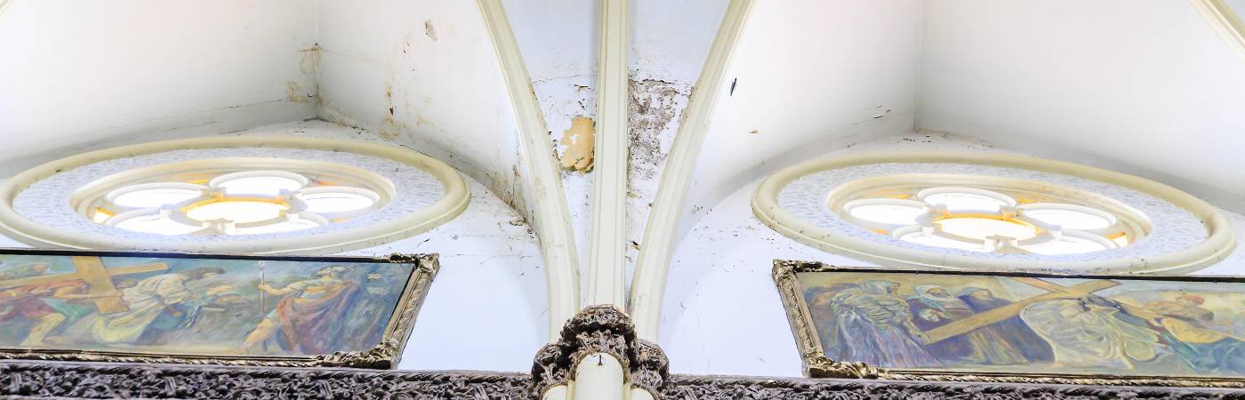 Daños en los cuadros de la iglesia de Manrique por lluvias y deterioro. FOTO: ANDRÉS CAMILO SUÁREZ