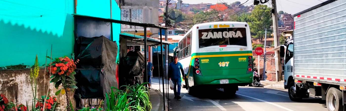 Esta es una de las vías que cambió de sentido en el barrio Santa Rita. /FOTO: ALCALDÍA DE BELLO