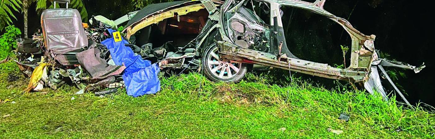 Así quedó el carro tras el rescate de sus ocupantes. /FOTO: CORTESÍA
