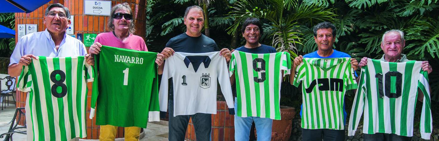 (de izq. a der.) Tito junto a Raúl Navarro (q.e.p.d.), Lorenzo Carrabs, Oswaldo Marcial Palavecino (q.e.p.d.), César Cueto y Jorge Hugo Fernández, en el homenaje por los 70 años de Nacional, en el 2017. FOTO: JULIO CÉSAR HERRERA