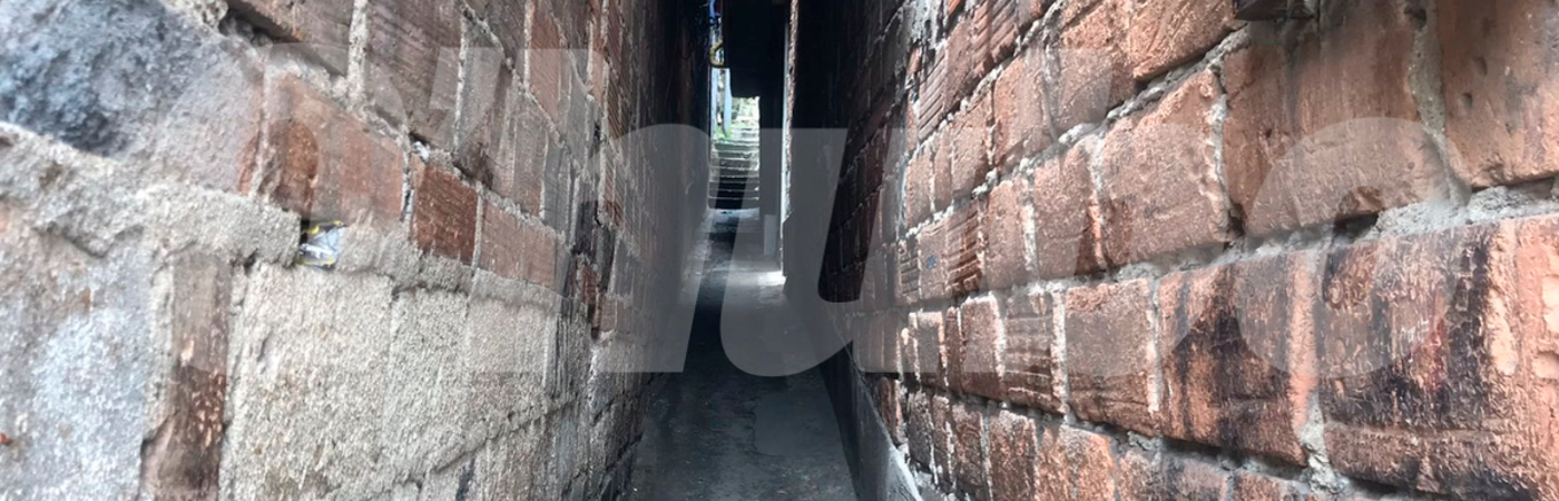 Por este estrecho callejón tuvo que pasar el agresor de José Antonio para llegar hasta la casa donde se encontraba durmiendo. / FOTOS: LAURA ROSA JIMÉNEZ V.