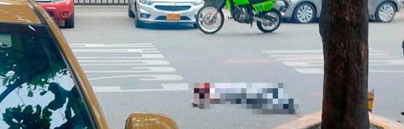 El cuerpo sin vida de Mauricio Agudelo quedó tendido en plena vía pública de Guayabal. /FOTO: CORTESÍA DENUNCIAS ANTIOQUIA
