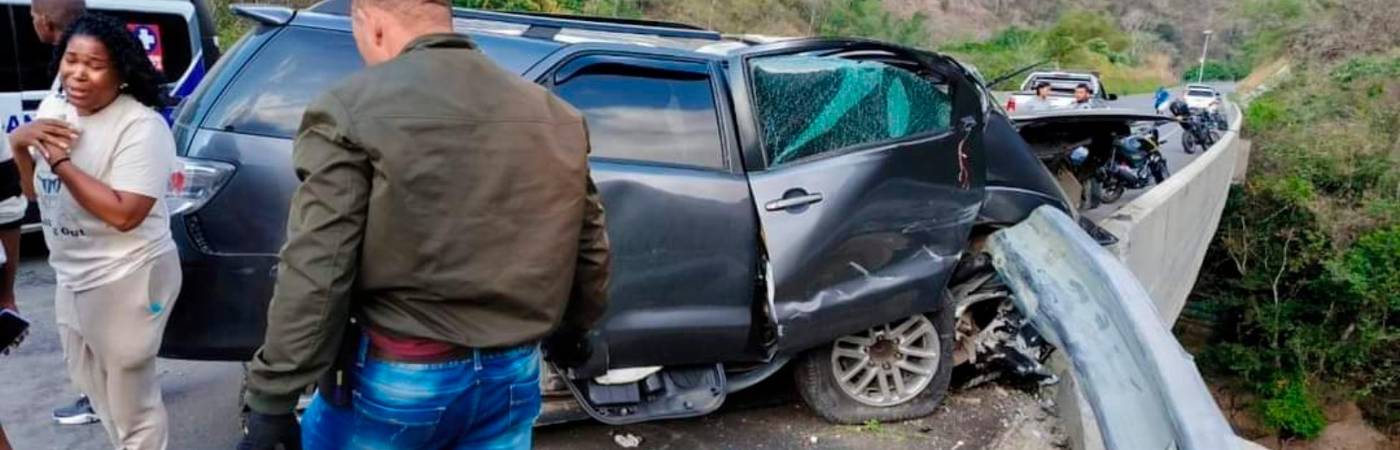 Así quedó la camioneta en la que viajaba Yirledis y su familia. /FOTO: CORTESÍA