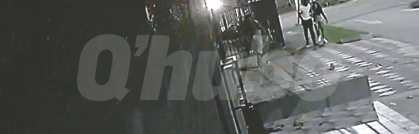 En video quedó el momento en que una de las mujeres, que estuvo en el apartamento, fue retenida. La entregaron a la Policía. FOTO: TOMA DE VIDEO
