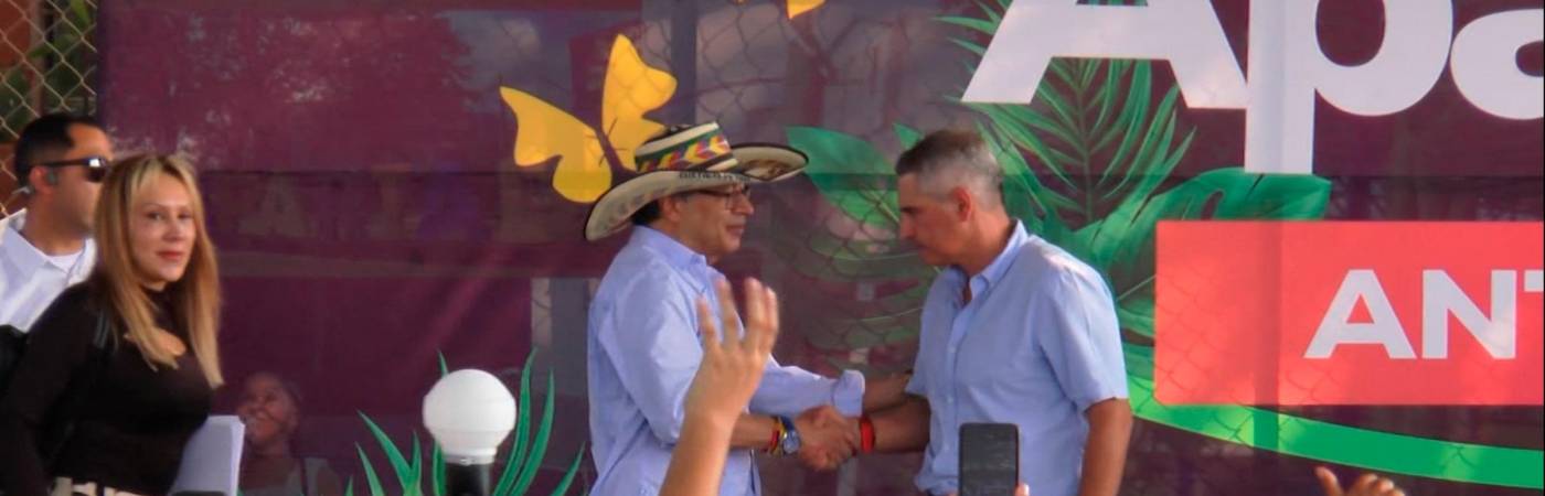 Así fue el saludo de Gustavo Petro y Andrés Julián Rendón. /FOTO: REDES SOCIALES