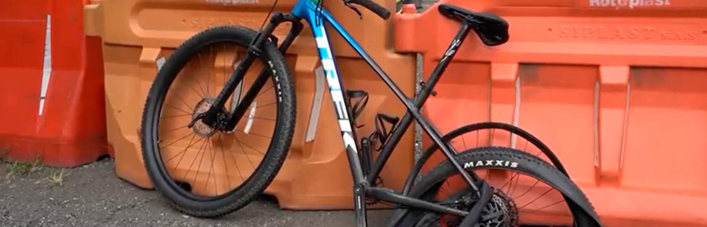 Bicicleta en la que iba una mujer que fue atropellada en la avenida Las Vegas. /FOTO: CORTESÍA ALCALDÍA DE MEDELLÍN 