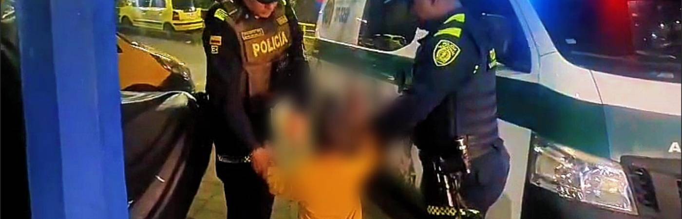 Los uniformados aseguraron la zona para evitar que el niño corriera algún riesgo mientras activaban el protocolo de protección. FOTO: ALCALDÍA DE MEDELLÍN