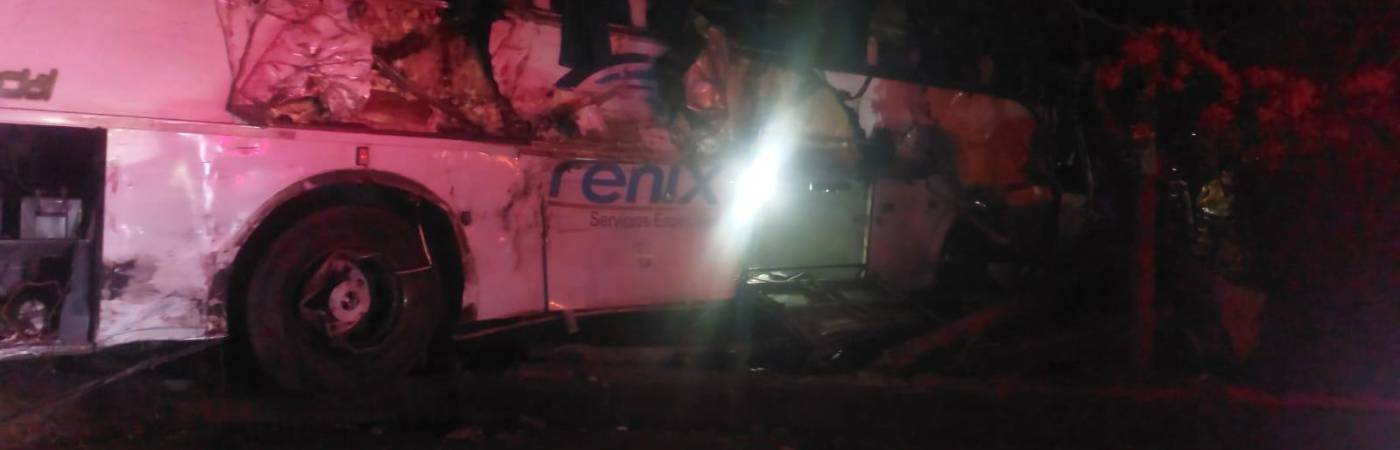 Así quedó el bus en la parte lateral tras el fuerte impacto. /FOTO: CORTESÍA