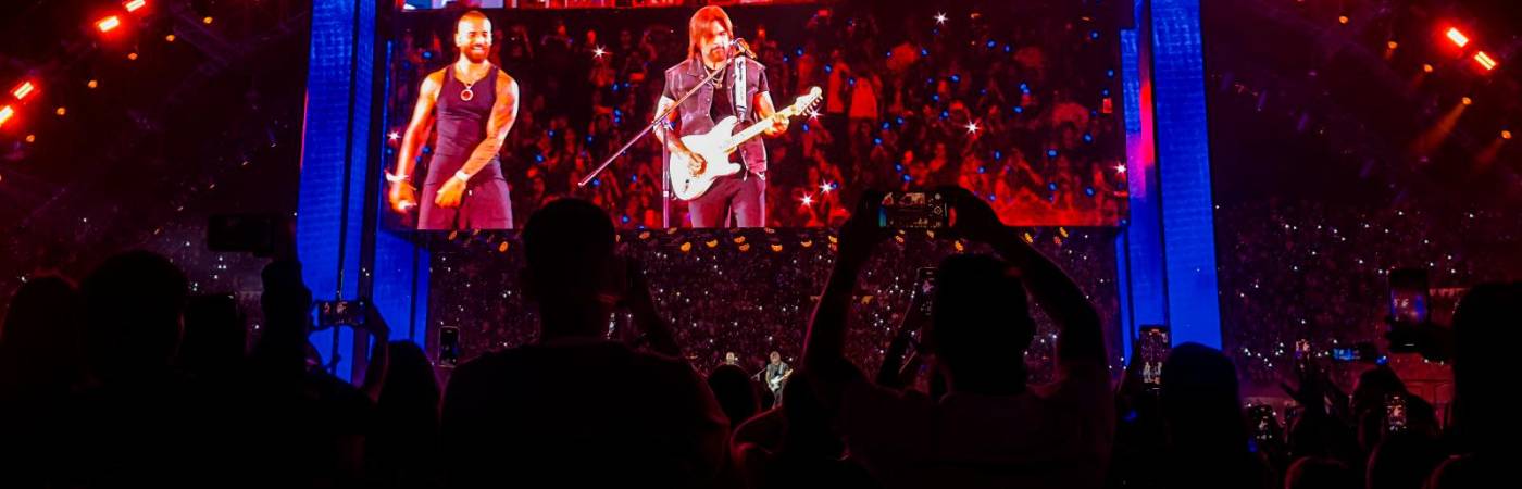 Juanes subió al escenario para cantar ‘La camisa negra’. 