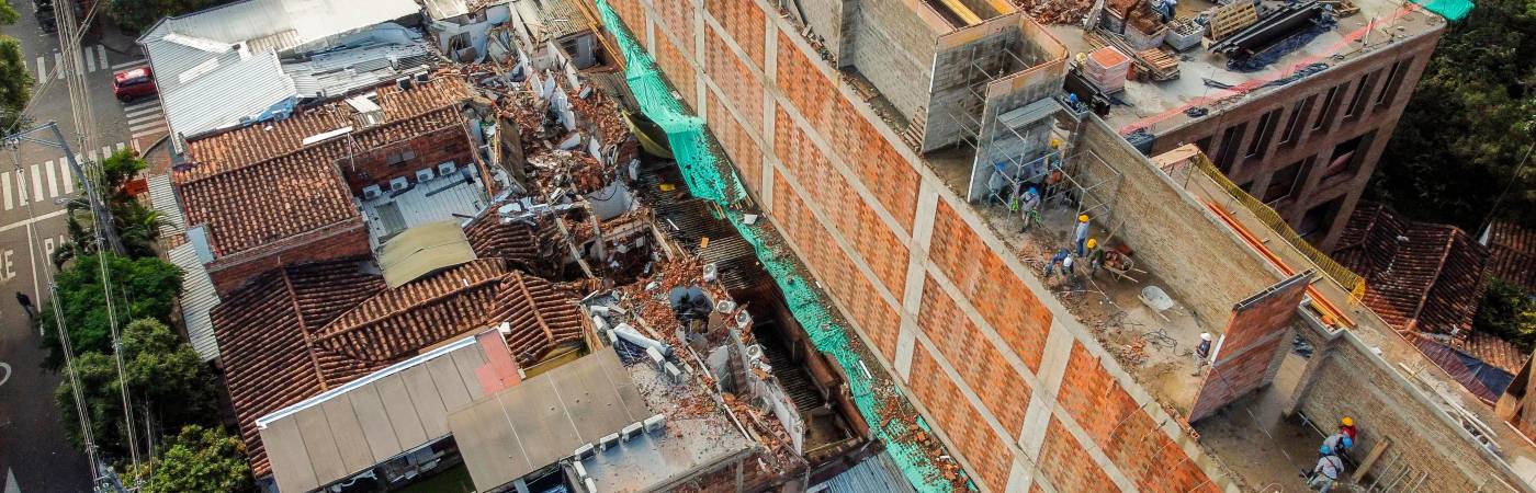 En esta imagen se puede dimensionar al ancho del muro y las edificaciones aledañas afectadas.