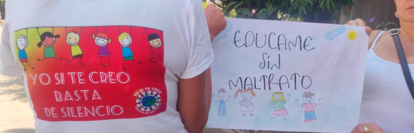 Las madres de familia rechazaron el maltrato en los colegios de Medellín. /FOTO: JULIO CÉSAR HERRERA