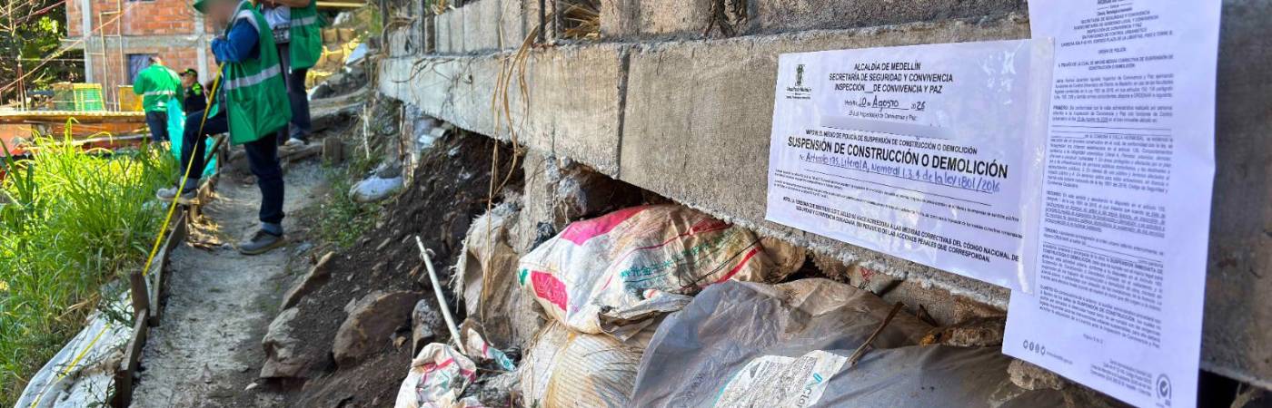 El riesgo de las construcciones es evidente en Villatina. FOTO: ALCALDÍA DE MEDELLÍN