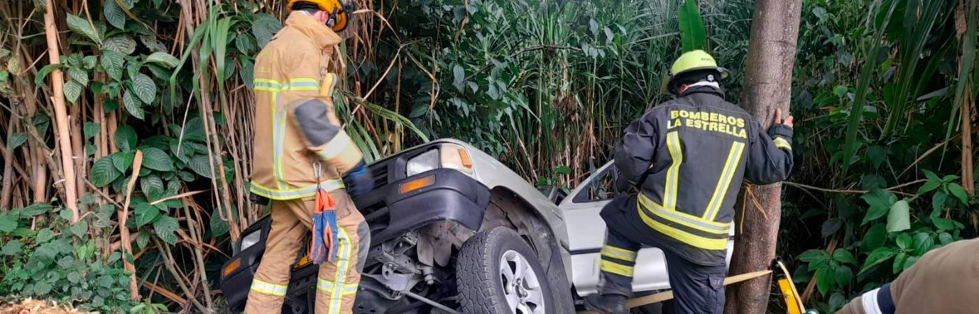 EN IMÁGENES: ¡Qué susto! Carro se volcó sobre un abismo en La Estrella 