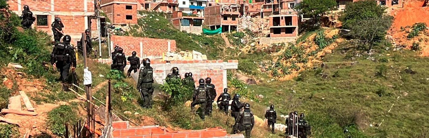 En La Asomadera tuvo que hacer presencia la Undmo, ya que los habitantes del sector se negaron a desalojar. /FOTO: CORTESÍA
