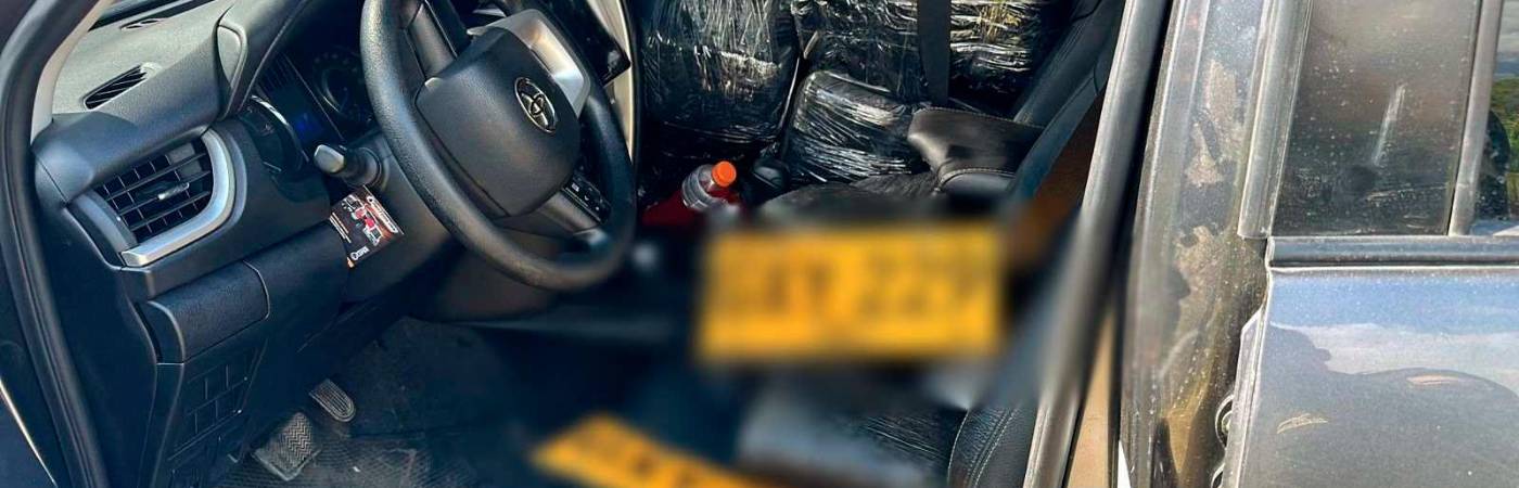 En su interior la camioneta tenía un par de placas y la marihuana, casi ni había espacio para el conductor. /FOTO: POLICÍA NACIONAL