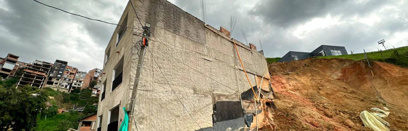 Un deslizamiento de tierra habría ocasionado el colapso parcial de la estructura, aunque también habrían incidido las lluvias de los últimos días. /FOTO: DAGRD