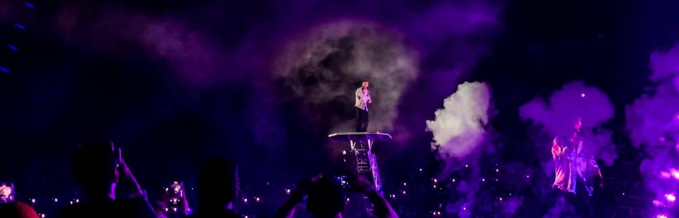 El artista se subió en una plataforma elevada para cantarle de cerca a las tribunas de sur y norte. 