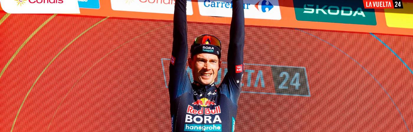 Primoz Roglic hizo moñona, ganó la etapa y tomó el liderato. / FOTO: X @lavuelta