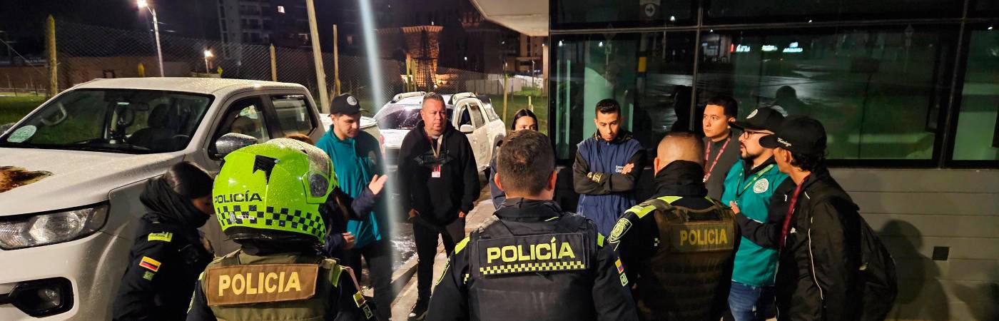 Las autoridades se reunieron con los comerciantes para generar conciencia sobre los altos niveles de ruido. /FOTO: ALCALDÍA DE RIONEGRO. 