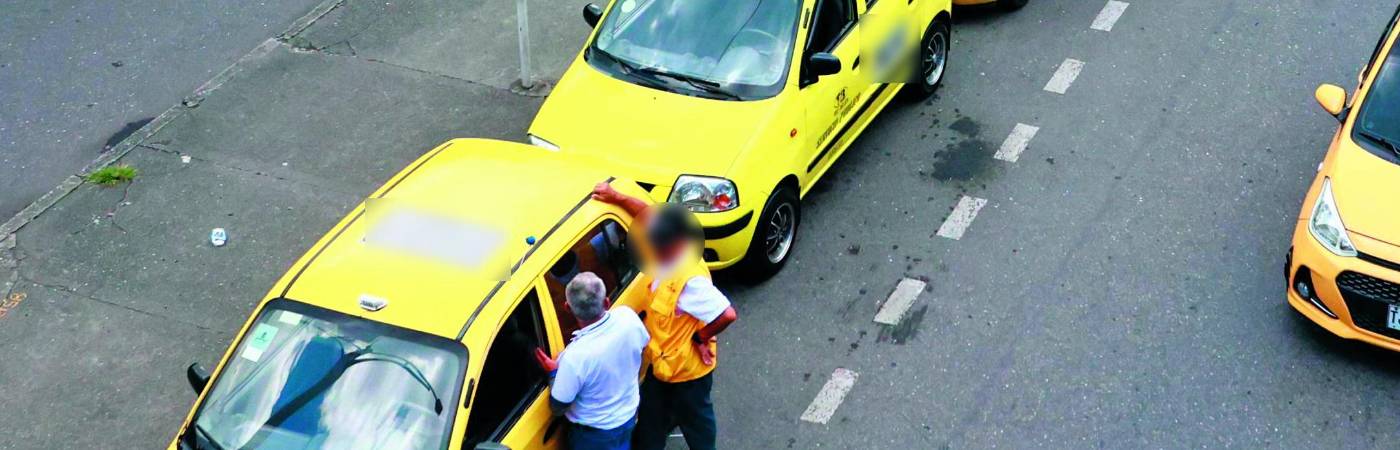 En la imagen se ve al hombre de chaleco amarillo, con logos de Tax Individual. / FOTO: MANUEL SALDARRIAGA