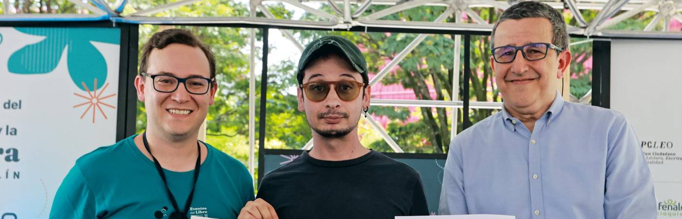 Juan José Díez Gómez (centro), ganador del concurso, aparece con Santiago Silva (izq., secretario de Cultura Ciudadana de Medellín) y Rodrigo Morales (der., director de Q’HUBO).