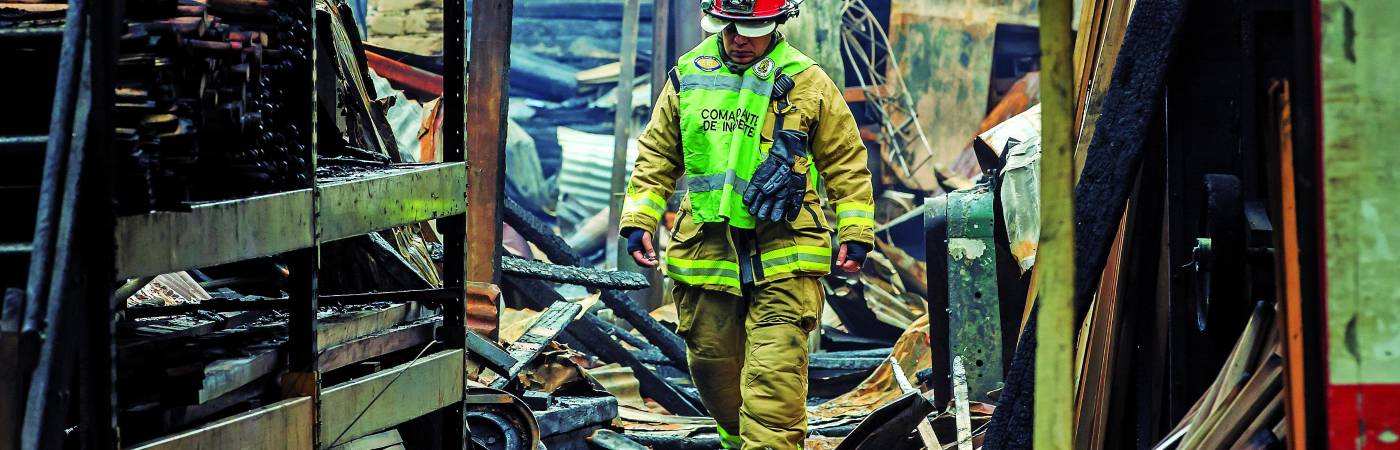 Los bomberos trabajaron desde las 6:55 p.m. del miércoles 5 de marzo y durante 21 horas continuas para sofocar completamente las llamas. / FOTO: CAMILO SUÁREZ