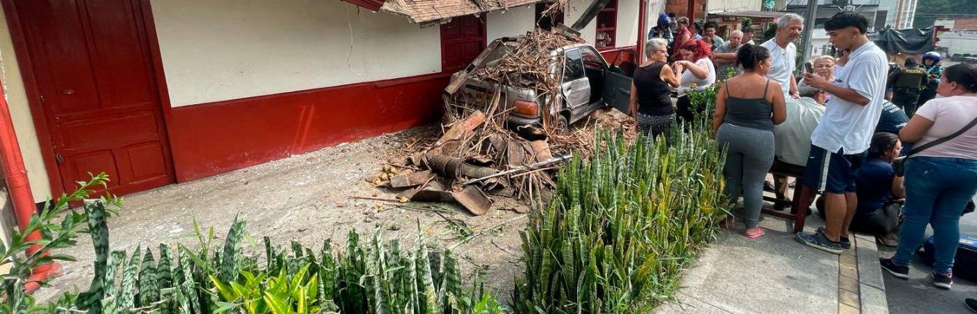 Así quedó el carro estrellado contra la vivienda. / FOTO: CORTESÍA 