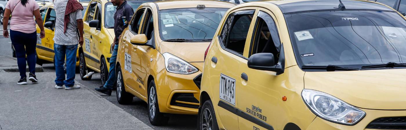 Acopio de taxis. /FOTO: MANUEL SALDARRIAGA QUINTERO