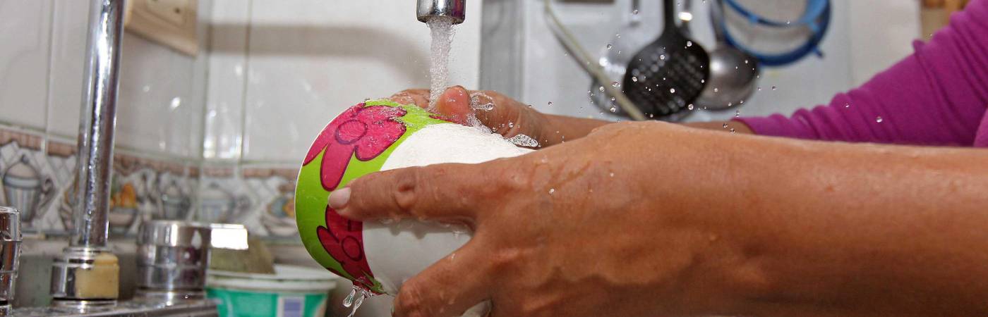 Descripción: Ama de casa lavando (ahorro de consumo de agua). FOTO: JUAN FERNANDO CANO