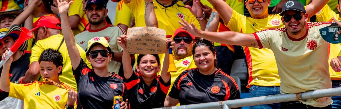 En las tribunas del Metropolitano se vio de todo: le pidieron ayuda a Richard Ríos pa ganar la materia de inglés. /FOTO: JUAN ANTONIO SÁNCHEZ. 