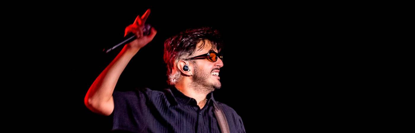 Juan Pablo Isaza, vocalista y pianista de la banda.