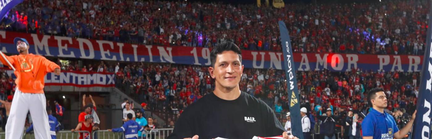 El delantero Germán Cano con la nueva Sagrada del Poderoso. /FOTO: JAIME PÉREZ.