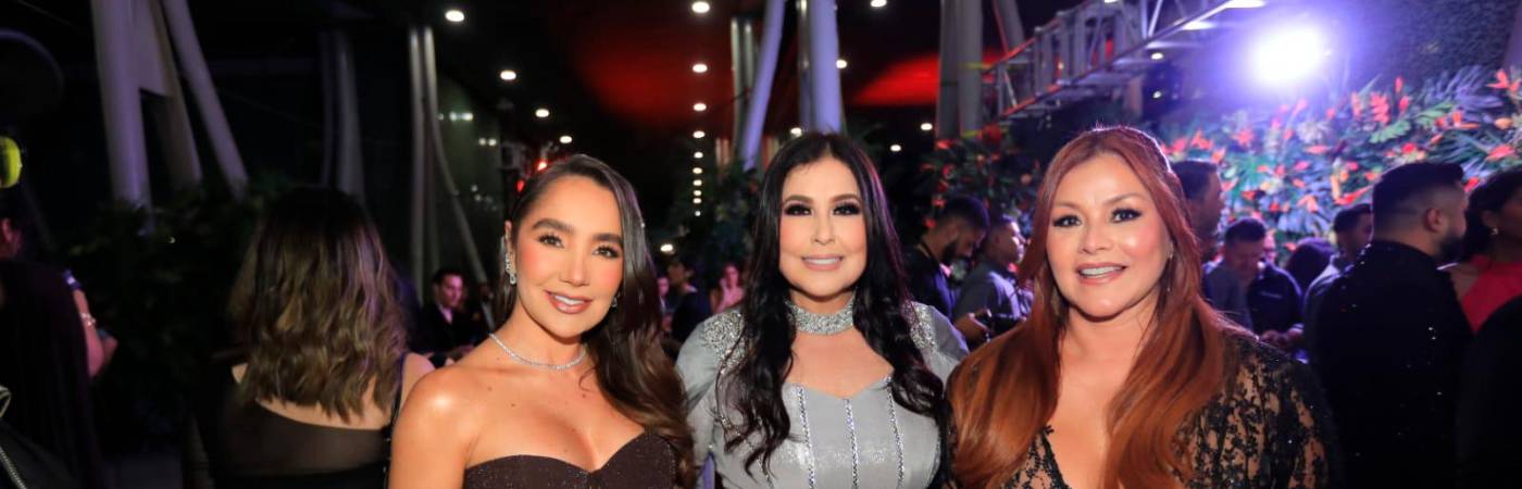 Arelys Henao fue homenajeada con un reconocimiento especial y compartió su momento con Paola Jara y Francy , para cantar ‘Entre tres’. / FOTO: ESNEYDER GUTIÉRREZ 